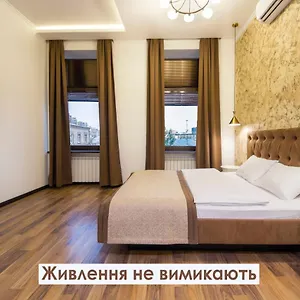 On Ploshcha Ukrainskykh Heroiv Киев